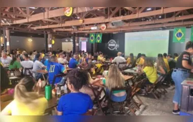 Torcida lota bares da Oswaldo Cruz para o jogo Brasil x Suiça