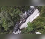 Duas pessoas morreram após caminhão cair de ponte ao bater com colheitadeira na PR-151