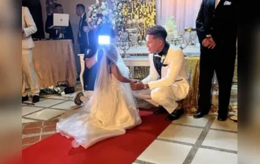 Convidado dá beijão em noivo durante casamento e vídeo viraliza