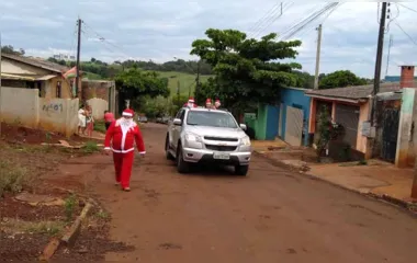 Papai Noel faz visitas e entrega presentes em comunidades de Ivaiporã