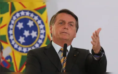 Bolsonaro repudia ataque aos Três Poderes e rebate Lula