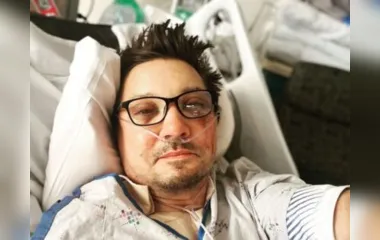 Jeremy Renner publicou uma foto sua no hospital