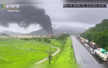 Incêndio atinge empresa de produto químico e interdita BR-101; vídeo
