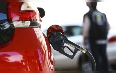 Os postos de combustíveis aumentaram o preço da gasolina sem que um reajuste fosse feito pela Petrobras