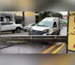 Fiorino foi atingido pelo poste após caminhão enroscas em fios