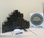 Na laje da casa, os policiais encontraram diversos tabletes de maconha