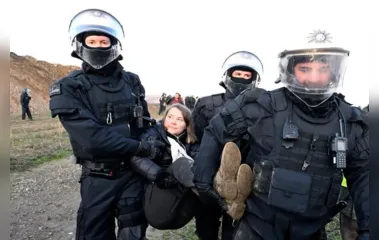 Greta Thunberg é carregada no colo após ser detida pela polícia