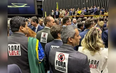 Deputados do PL tomam posse com adesivos contra Lula