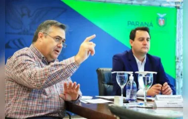 Governador Carlos Massa Ratinho Junior durante reunião com o secretário da Saúde, Beto Preto  -  Curitiba