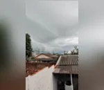 Redemoinho em céu nublado chama atenção de moradores em Apucarana