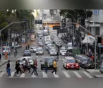 ruas de Curitiba com movimento intenso de carros