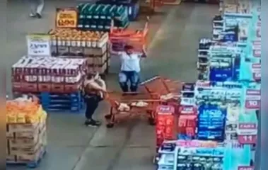 Homem arremessa carrinho de compras em mulher dentro de supermercado
