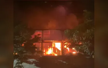 Incêndio de grandes proporções atinge unidade da JBS no Paraná; veja