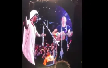 Seu Jorge canta durante show do Coldplay em SP; assista