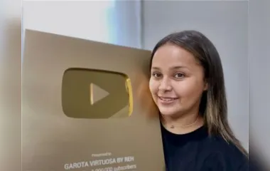 Renata exibe a placa de 1 milhão de seguidores no YouTube