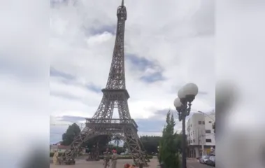 Réplica da Torre Eiffel na Praça França em Ivaiporã