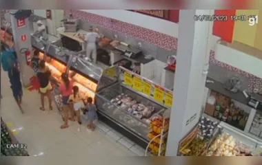 Segurança de supermercado é executado durante o expediente no litoral de SP