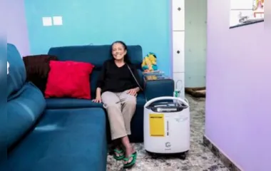 Luzia Lorido, de 81 anos, recebe o suporte