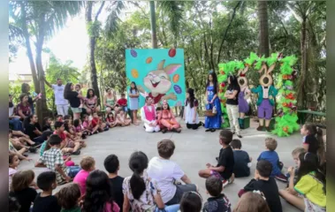 Teatro de Páscoa reúne famílias no bosque de Apucarana