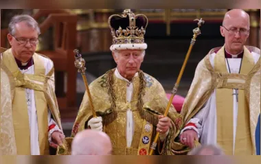 Rei Charles III é coroado em cerimônia na Abadia de Westminster; veja