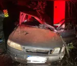 Carro ficou completamente destruído após a colisão