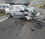 Carro ficou completamente destruído após colisão