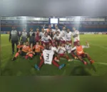 Jogadores comemoram após vitória em Curitiba