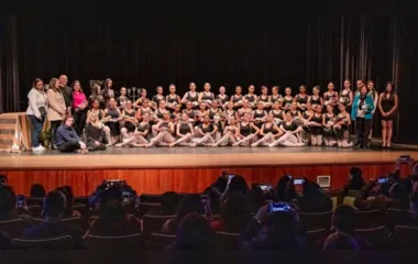 Bailarinas da Escola de Dança recebem primeira sapatilha de ponta