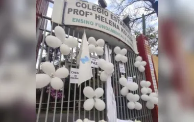 Balões e cartazes com pedido de paz ganharam espaço na frente da escola