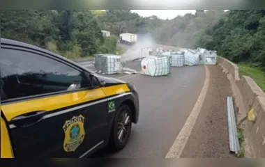 Carga de caminhão cai e interditada BR-277 em Nova Laranjeiras