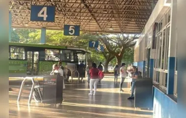 Passageiros aguardam ônibus na Rodoviária de Arapongas