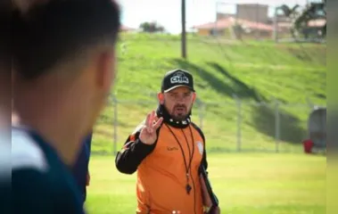 Técnico Rodrigo Casa Grande durante treinamento da equipe