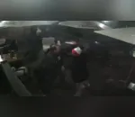 Câmeras de segurança do bar Distrito 1340, em Curitiba, gravaram o momento que homem esfaqueou vítimas