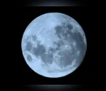 O cosmos está oferecendo um evento duplo em agosto: um par de superluas culminando em uma rara lua azul.

O primeiro show ocorre na noite de terça-feira, quando a lua cheia nasce no sudeste, parecendo um pouco mais brilhante e maior que o normal. Isso porque estará mais perto do que o de costume, a apenas 357.530 quilômetros de distância - daí o rótulo de superlua.

A lua estará ainda mais próxima na noite de 30 de agosto - a escassos 357.344 quilômetros de distância. Por ser a segunda lua cheia no mesmo mês, ela leva o nome de lua azul.