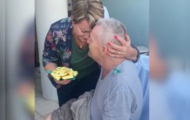 Internado em hospital, homem prepara surpresa emocionante à esposa