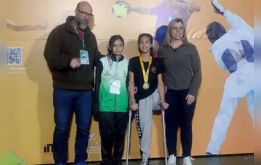 Eduarda Goes Guardiano, de 12 anos, com a medalha de primeiro lugar