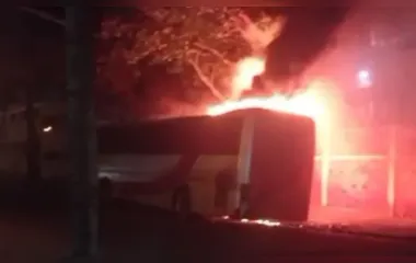 Ônibus é incendiado no centro de Paraíso do Norte; veja o vídeo