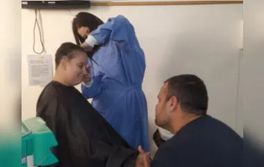 Paciente em tratamento de câncer doa cabelo em Apucarana