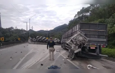 Caminhão tomba na BR-376 e via fica interditada no Paraná