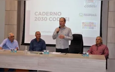 Prefeito Carlos Gil durante apresentação