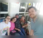 Leonel com sua família, após ser resgatado por um conhecido