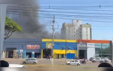 Caminhão pega fogo dentro de barracão de distribuidora em Londrina