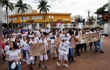 Jovens se reúnem e caminham pela paz no centro de Apucarana