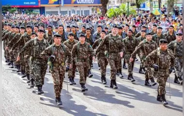 O Exército abre o desfile às 9h
