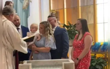 Vídeo de bebê derrubando bíblia de padre durante batizado viraliza