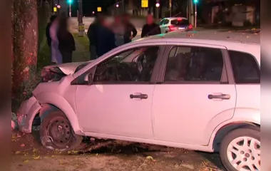 Motorista bate carro e tira 'cochilo' enquanto espera o socorro no PR