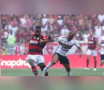 Gerson, do Flamengo, e Lucas, do São Paulo, disputam bola