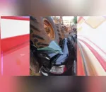 Motoniveladora destruiu carro em Rio Bom