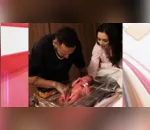 O casal compartilhou a alegria do nascimento da filha com o mundo através de fotos postadas em suas redes sociais.