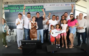 Governador do Paraná entrega mais de 400 casas em Ponta Grossa